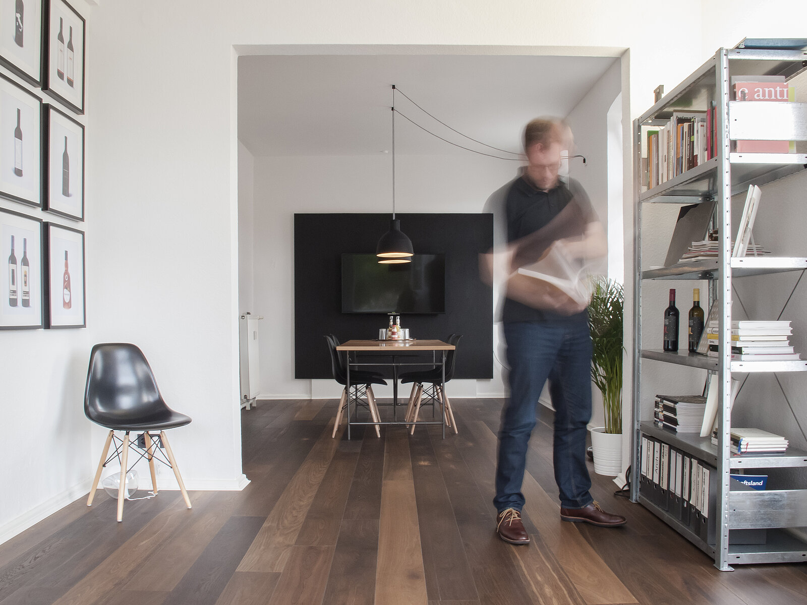 Innenansicht von der Agentur Frei & Förmlich aus Glücksburg in Schleswig-Holstein mit Bücherregal und Eames Stühlen