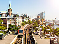Landungsbrücken mit Elbphilharmonie in Hamburg an der Elbe