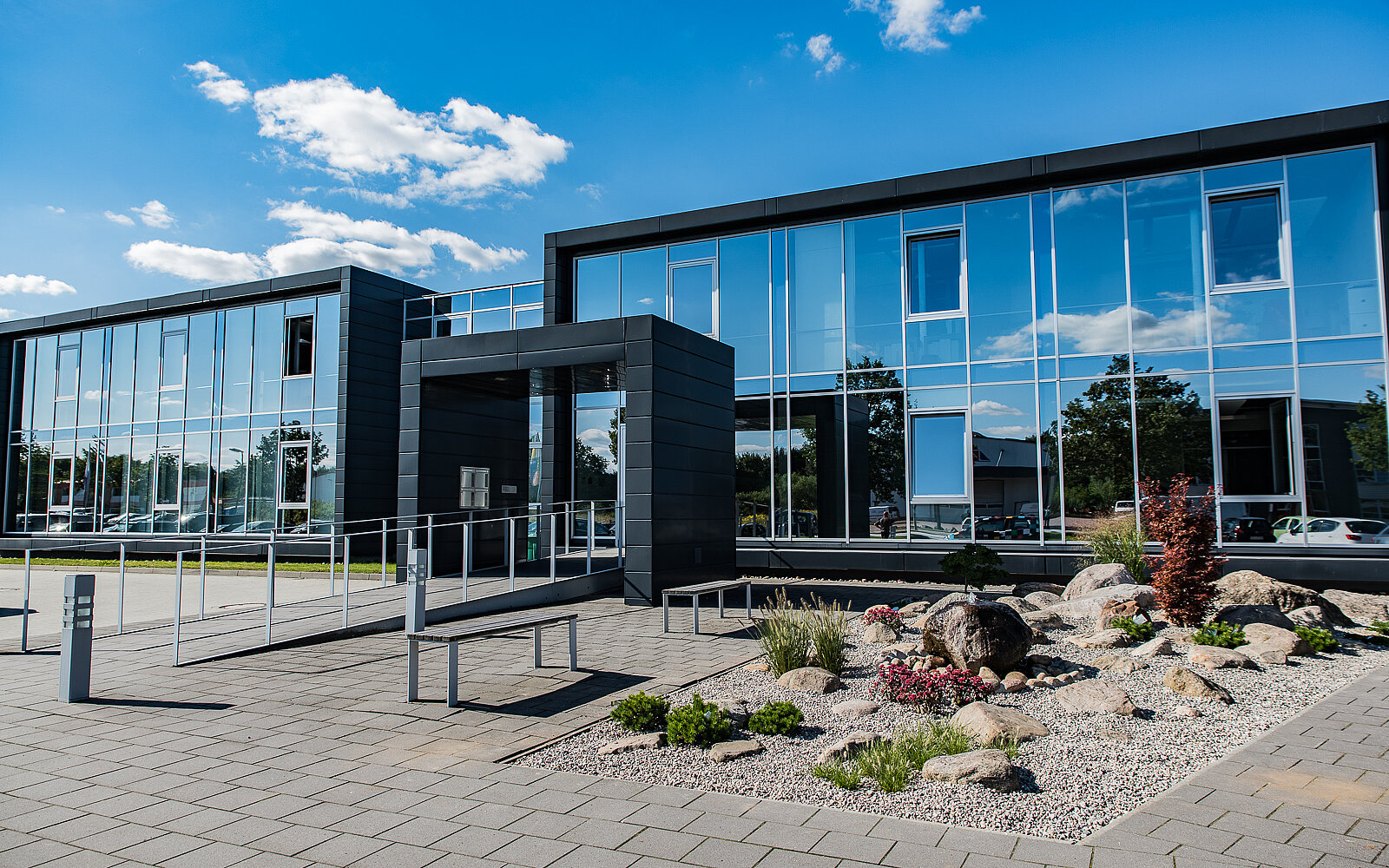 Modernes Büro mit viel Glas und klaren Linien in Flensburg
