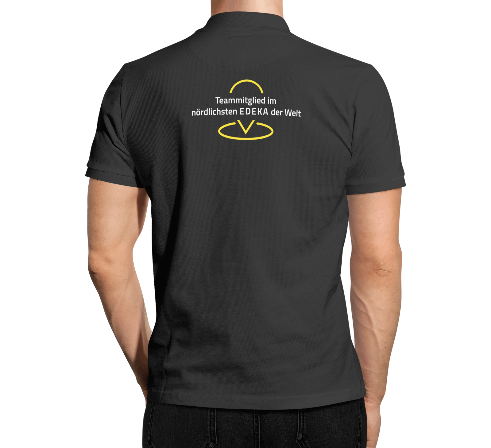 Rückseite Poloshirt mit Druck in Gelb und Weiss und Slogan