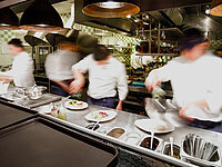 Restaurant-Küche mit Köchen im Stress bei der Arbeit 