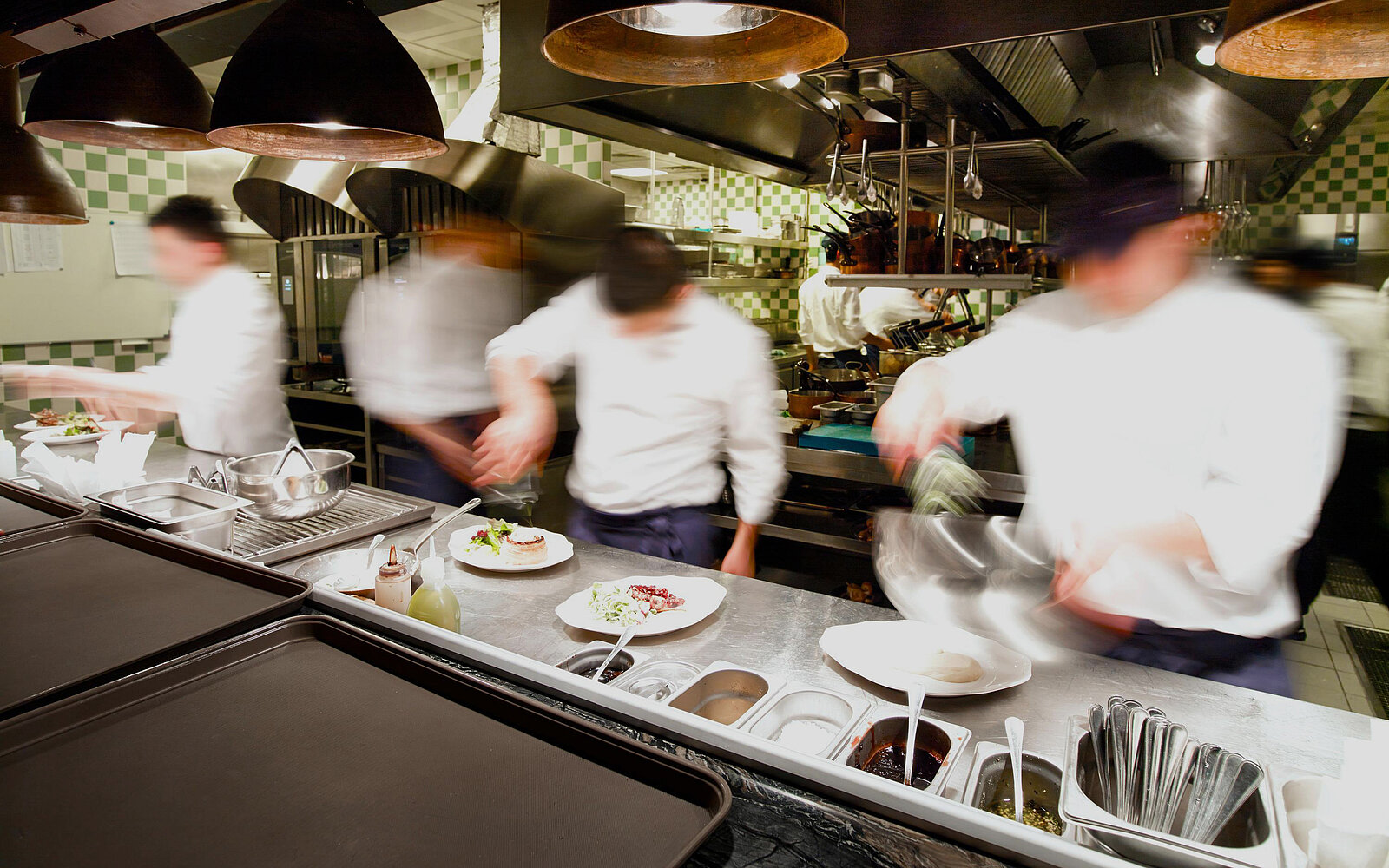 Restaurant-Küche mit Köchen im Stress bei der Arbeit 