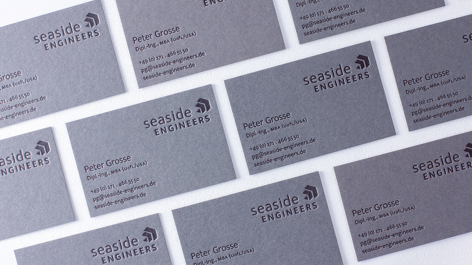 Hochwertige Letterpress Visitenkarte in Grau und Schwarz für seaside engineers