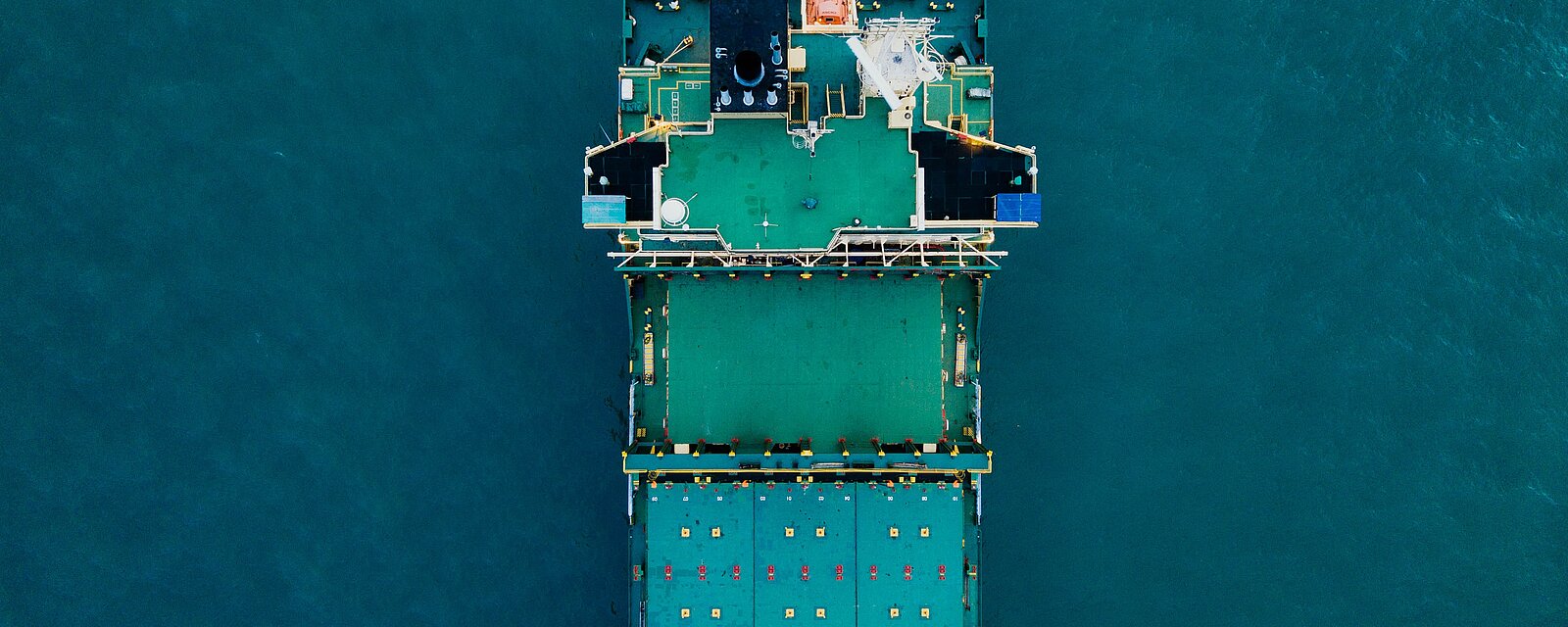 Containerschiff von oben fotografiert auf dem Nord-Ostsee-Kanal