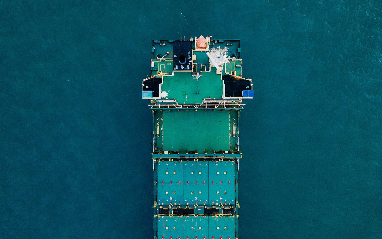 Frachter Luftaufnahme Nord-Ostsee-Kanal Containerschiff von oben fotografiert auf dem Nord-Ostsee-Kanal