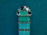 Containerschiff von oben fotografiert auf dem Nord-Ostsee-Kanal