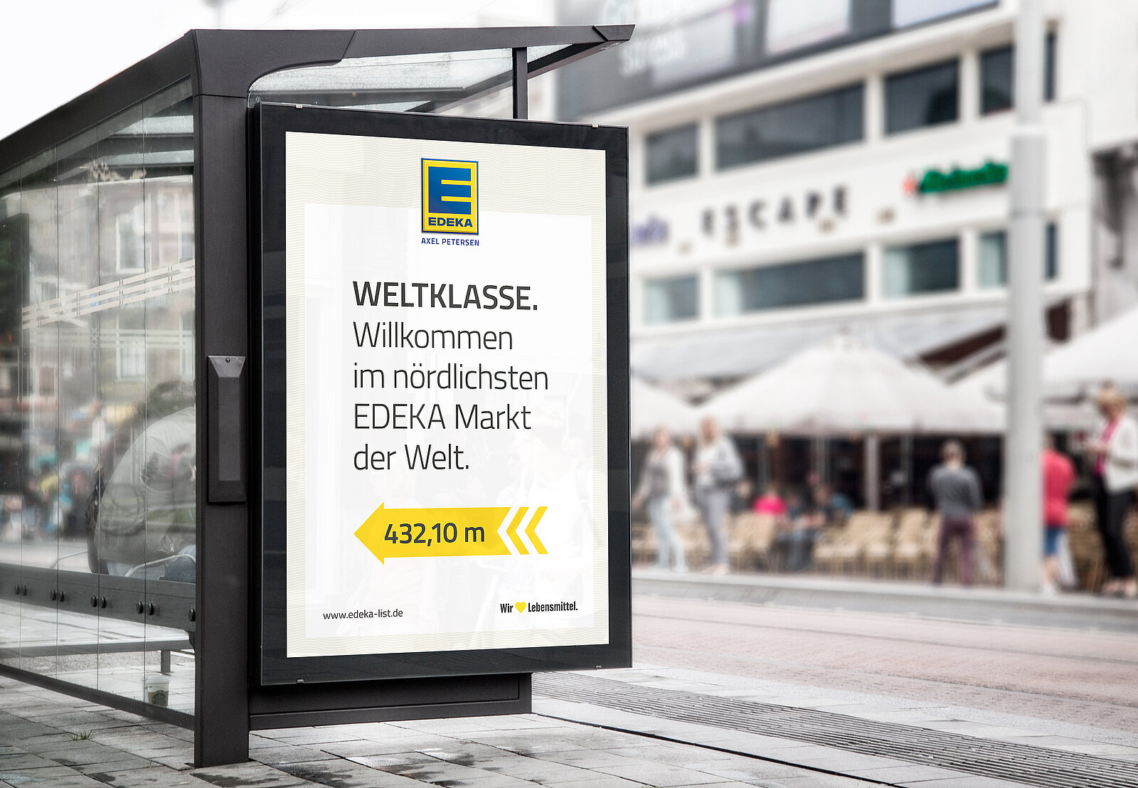 Bushaltestelle mit Plakat vom EDEKA Sylt mit Wegweiser zum Supermarkt.