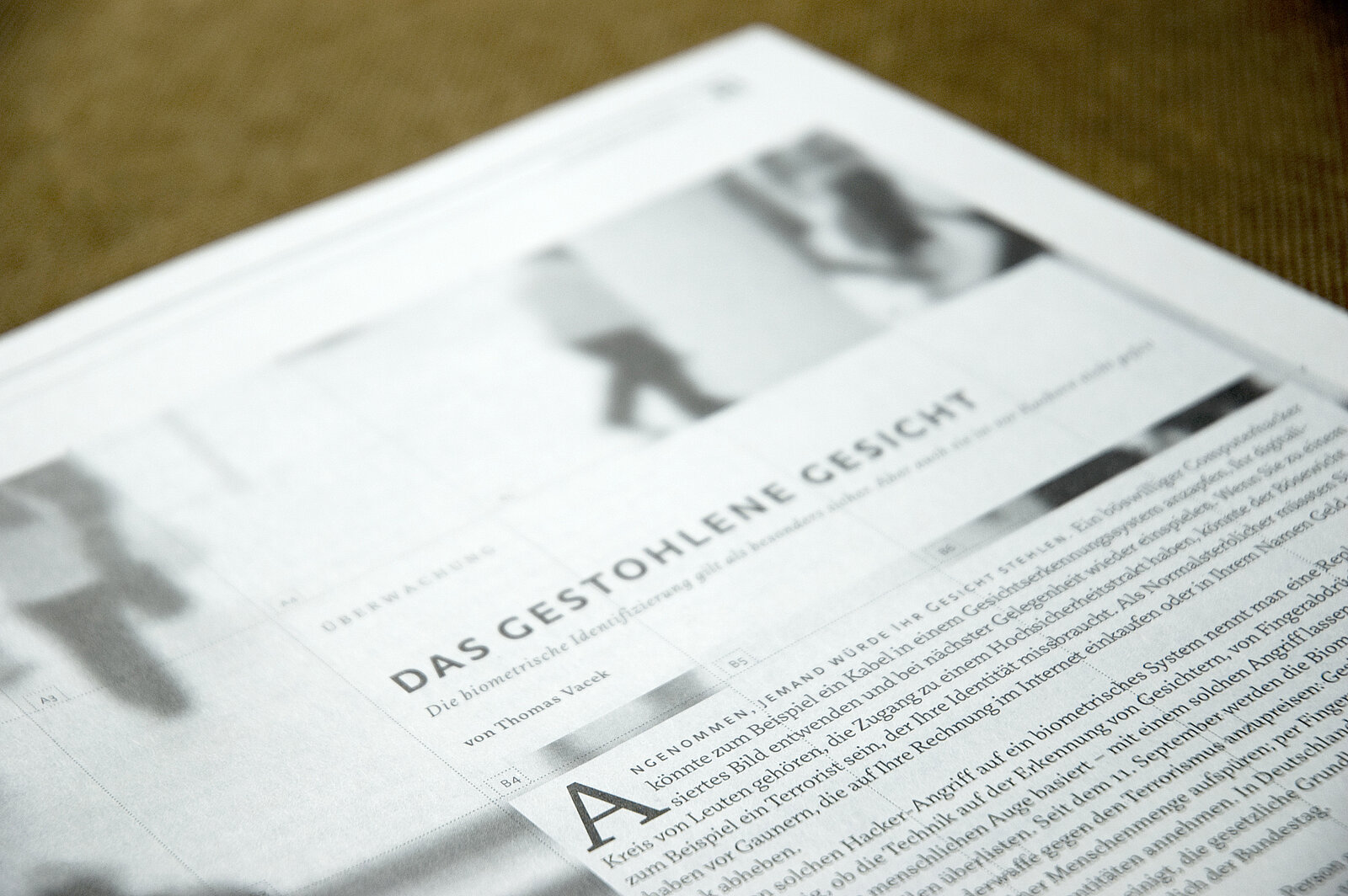 Buch als Zeitung veröffentlicht über das Thema Biometrie mit Überschrift und Fließtext mit Initial.