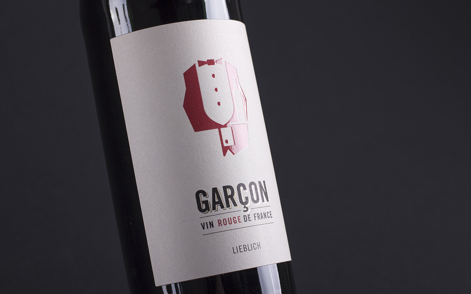 Hochwertiger Wein mit edlen Etikett Weinetikett mit Druckveredelung und Spotlack mit Weinkellner im illustrativen und reduzierten Stil.