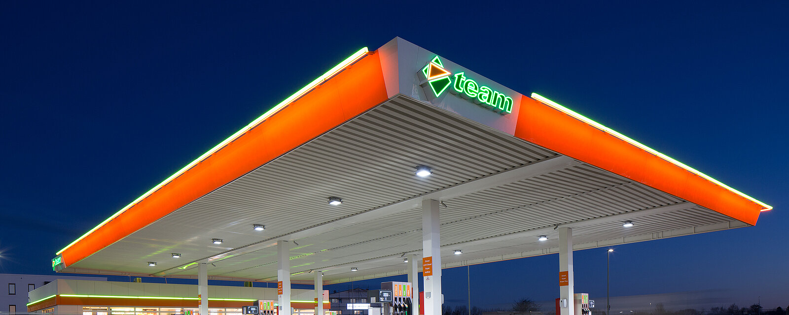 Nachtaufnahme von der team SE Tankstelle in Flensburg