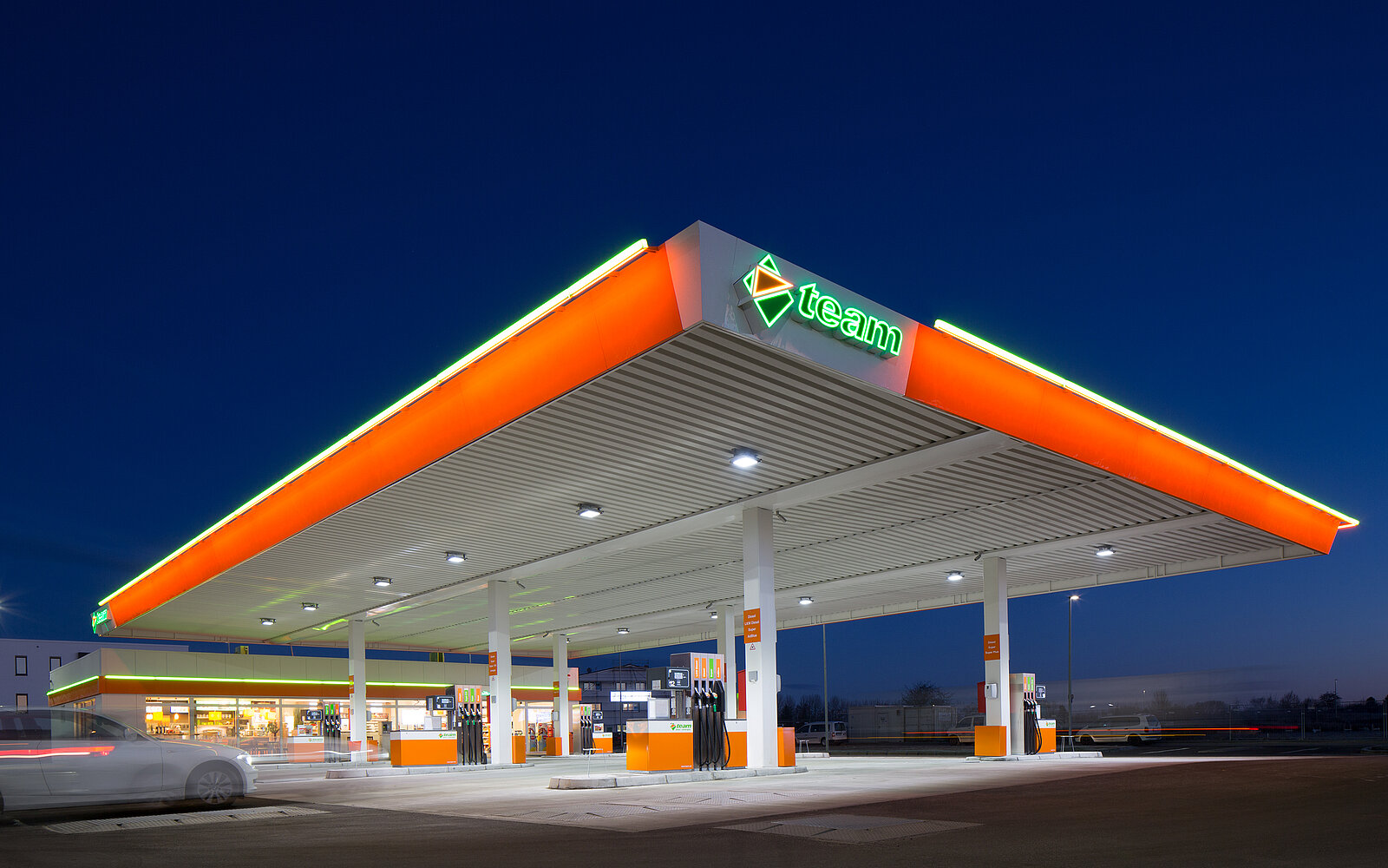 Nachtaufnahme von der team SE Tankstelle in Flensburg