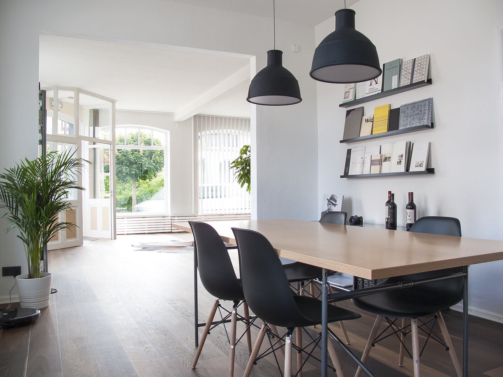 Besprechungsraum mit viel Platz für kreativen Spielraum und Austausch mit dem Kunden. Mit Eiermann-Schreibtisch und Eames Stühlen bestückt.