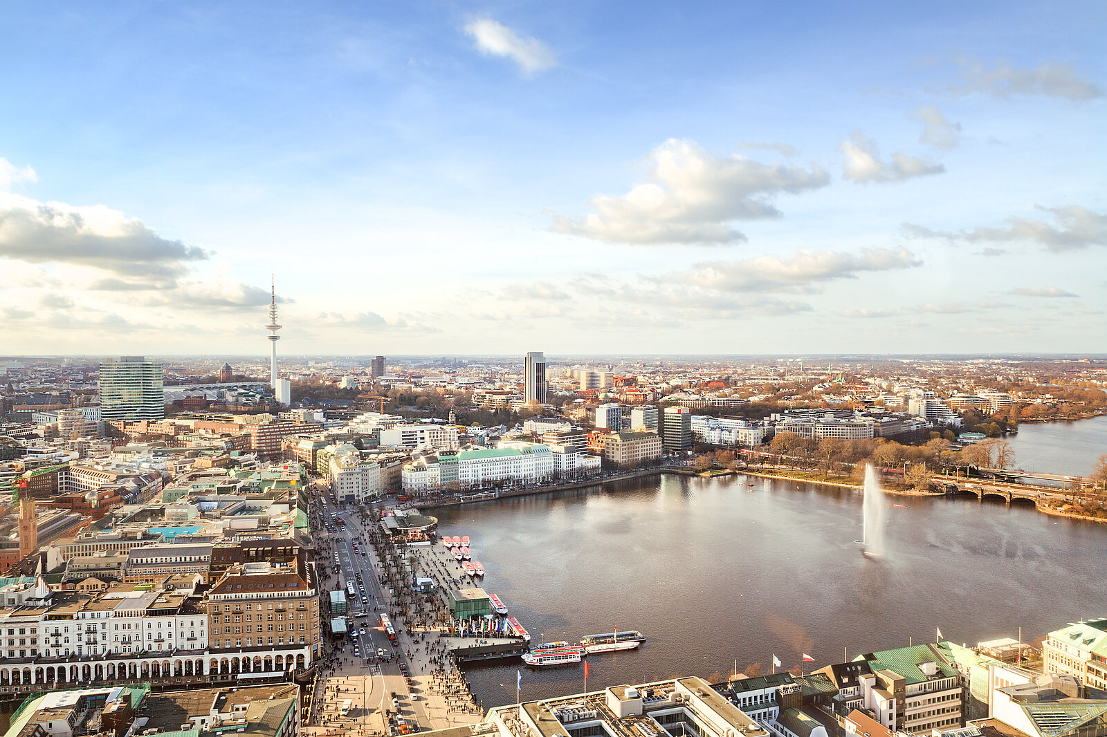 Die Alster und Jungfernstieg fotografiert aus der Luft mit Sonnenschein mit Blick über Hamburg