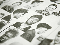 Alte Verbrecherfotos aus dem Polizeiarchiv aneinandergereiht zu einem großen Bildmontage für ein Buchtitel.