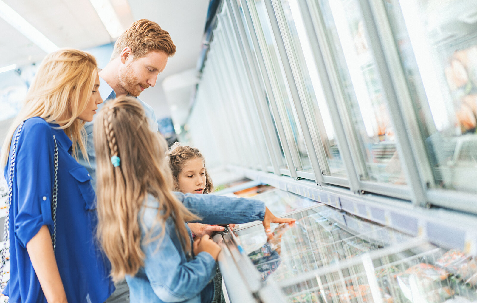 Familie beim EDEKA auf Sylt einkaufen. 